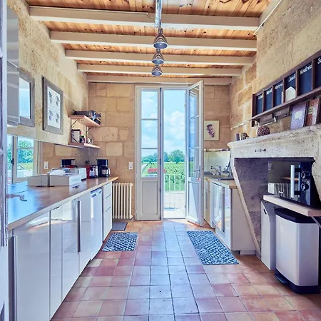 Propriete Viticole Avec Piscine Pres De St-emilion *